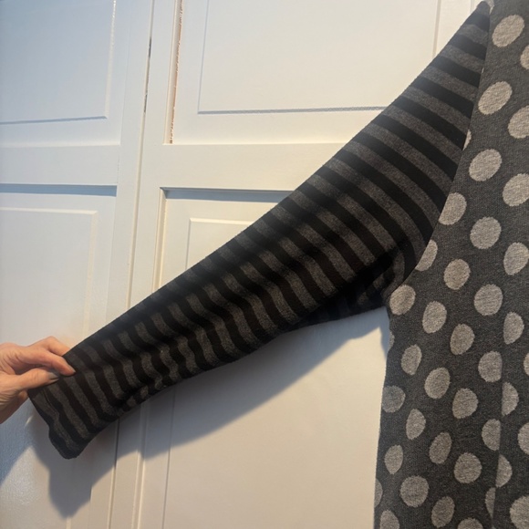 Plus sized ALEMBIKA contemporary  gray cardigan with modern design - Picture 3 of 7